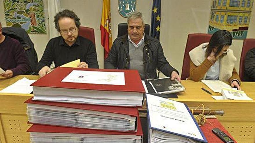 Pleno de aprobación inicial del plan xeral de Carral, en marzo de 2016, con Fernández Mouriño en la Alcaldía.