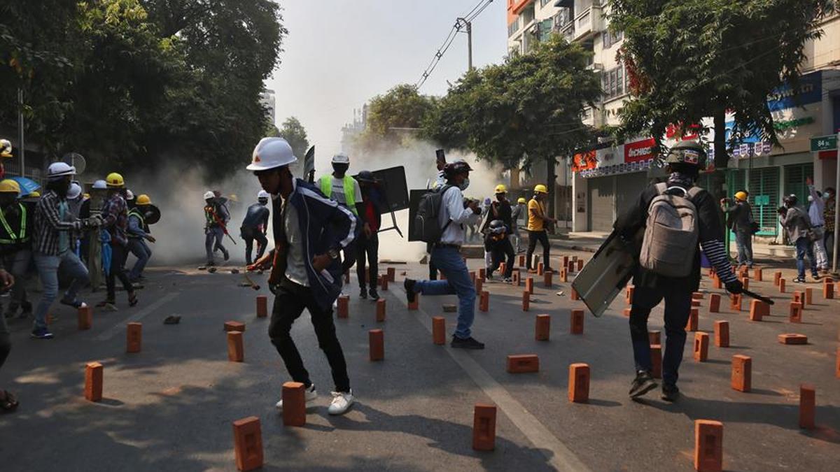 La policía lanza gas lacrimógeno a los manifestantes en Birmania.