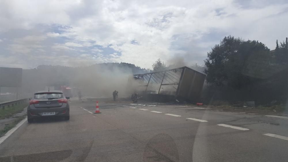 El incendio de un camión causa retenciones en la "Y"