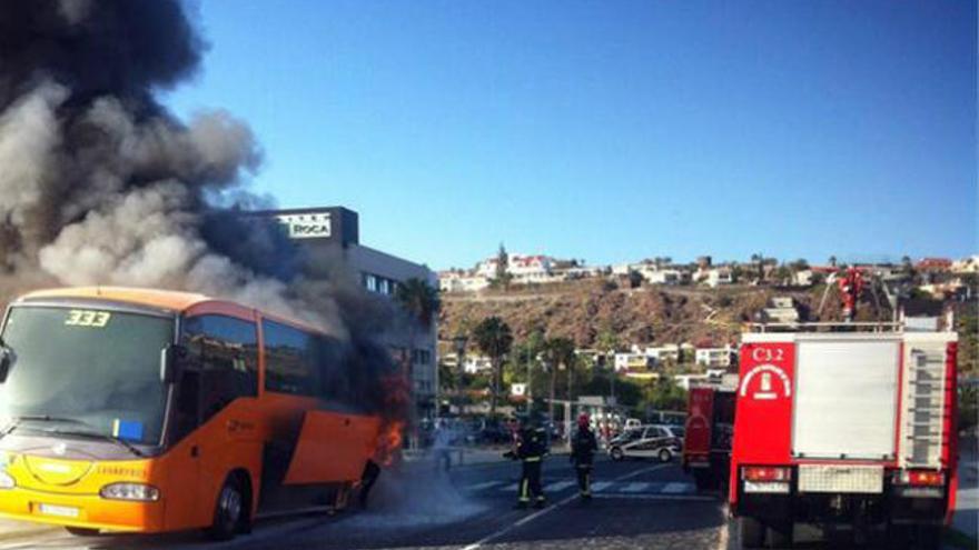 Una guagua arde en San Agustín sin causar heridos