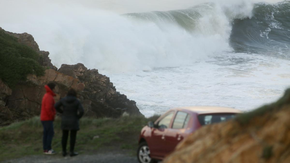 Una pareja observa el mar embravecido en la costa de Ribadeo, a 4 de noviembre de 2023, en Ribadeo, Lugo, Galicia (España).