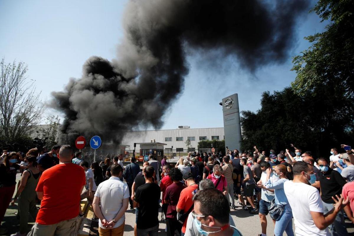 Trabajadores de la planta de Nissan en la Zona Franca de Barcelona protestan ante el cierre