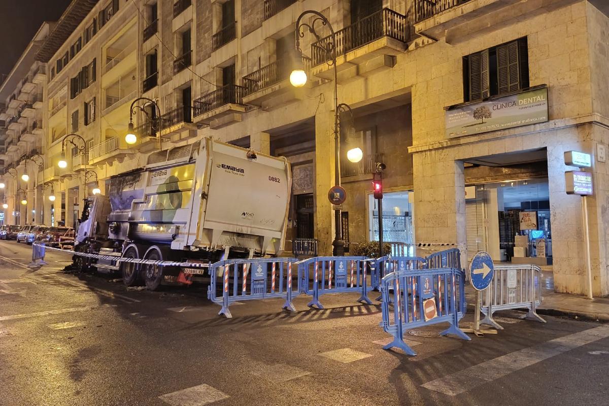 Un camión de Emaya se incendia en la avenida Jaume III de Palma