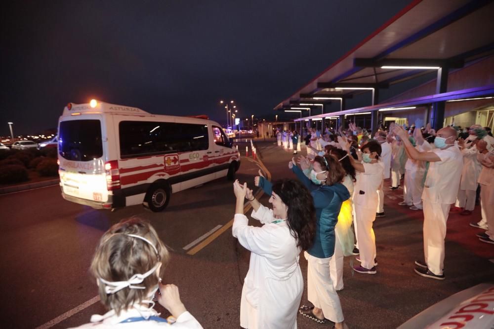 Homenaje de Policía, Guardia Civil y Bomberos al personal sanitario del HUCA