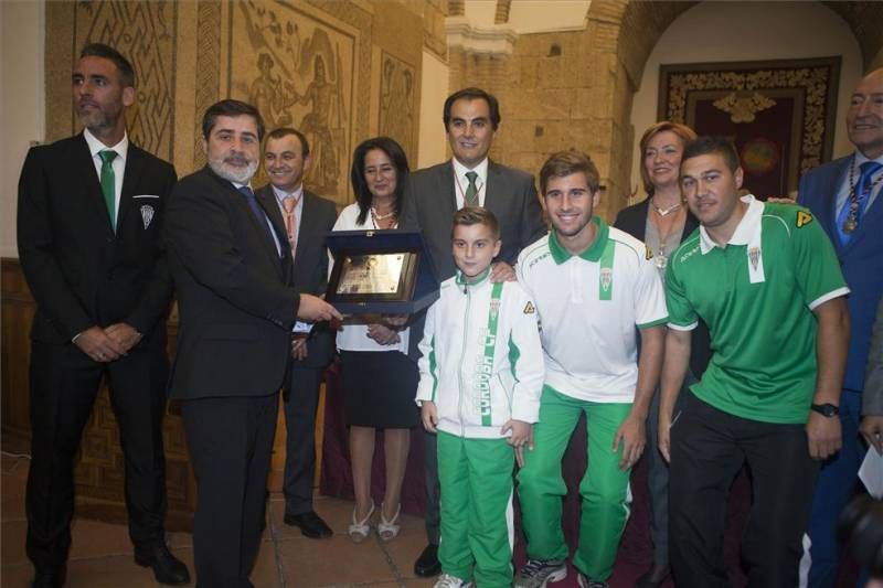 La entrada de la Medalla de Oro de la ciudad al Córdoba CF, en imágenes