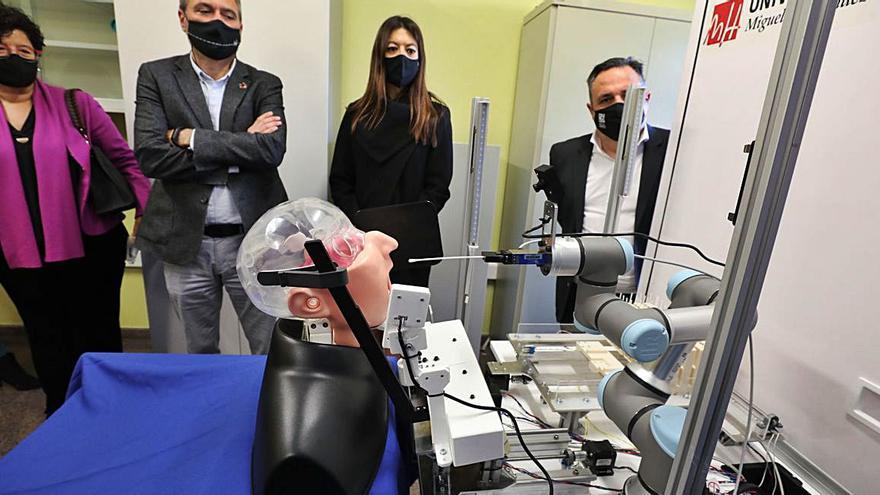 Robots que hacen test sin un contacto directo de los sanitarios. | ANTONIO AMORÓS