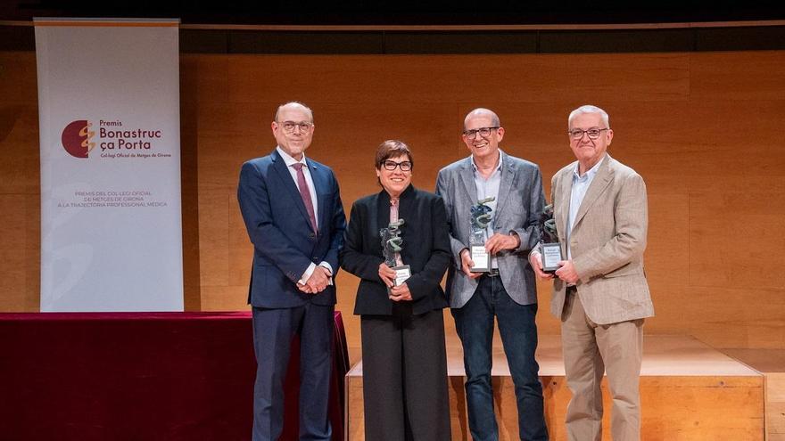 Maria Antònia Bonany rep el premi Bonastruc ça Porta del Col·legi Oficial de Metges de Girona