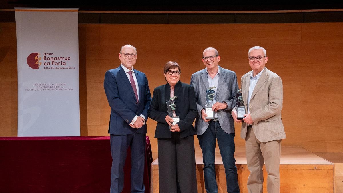 Els guardonats durant l'acte del Col·legi Oficial de Metges de Girona