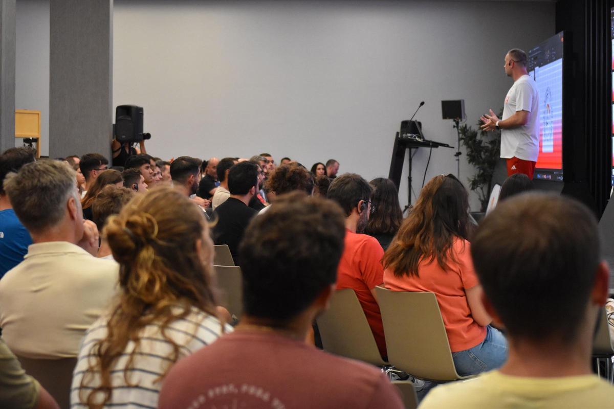 Ponència de Nikola Grbi durant l’edició del Congrés de 2024