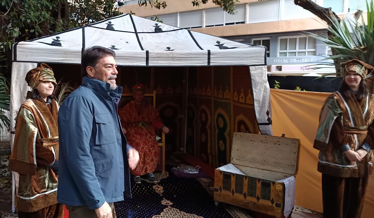 El alcalde de Alicante, Luis Barcala, ha visitado este viernes el Campamento Real