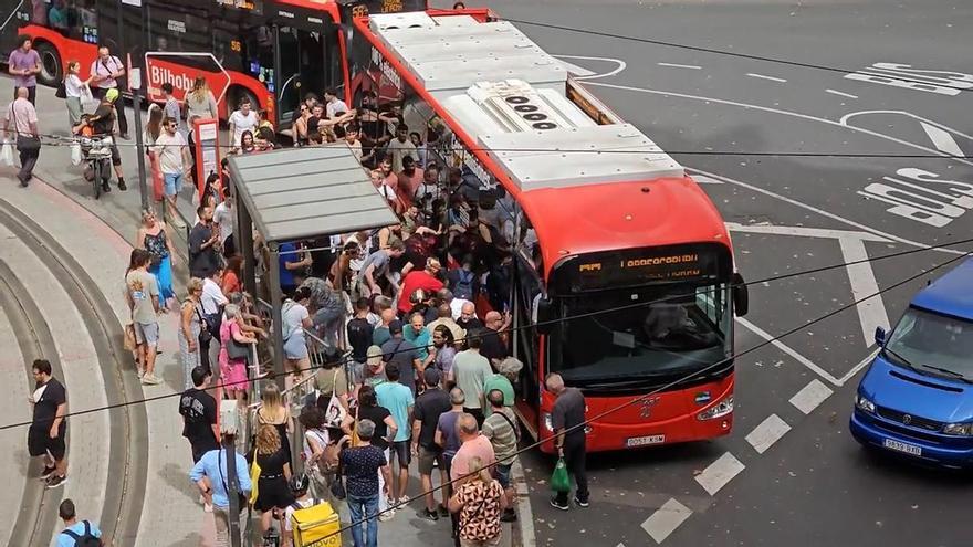 Desenes de persones empenyen un autobús a Bilbao per rescatar un home que havia quedat atrapat a sota