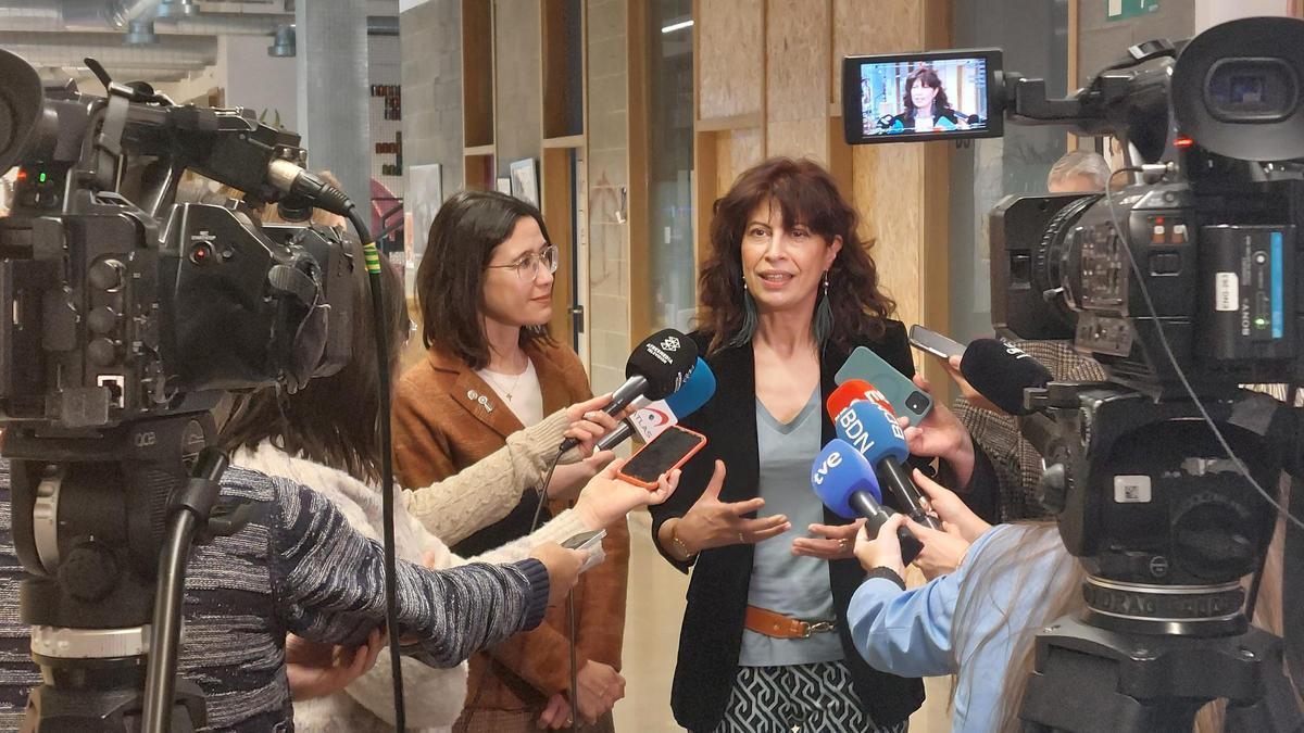 La Ministra de Igualdad, Ana Redondo, junto a la alcaldesa de Santa Coloma, Núria Parlon, en el centro de la CIBA