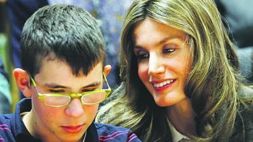 Letizia Ortiz, con uno de los niños.