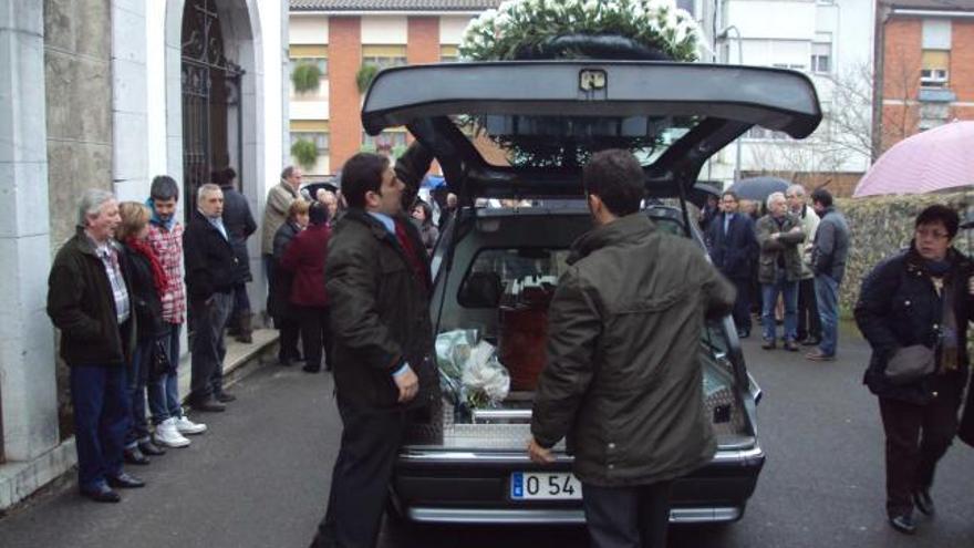 La llegada del coche fúnebre a la iglesia de Arriondas.