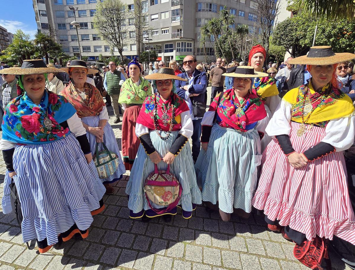 Los trajes de campo tradicionales ya llenan de color las calles de la ciudad durante la mañana de este sábado.