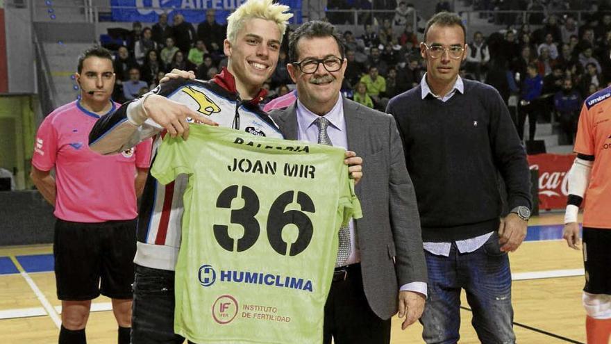 El piloto Joan Mir realizó el saque de honor del encuentro ante el Barcelona