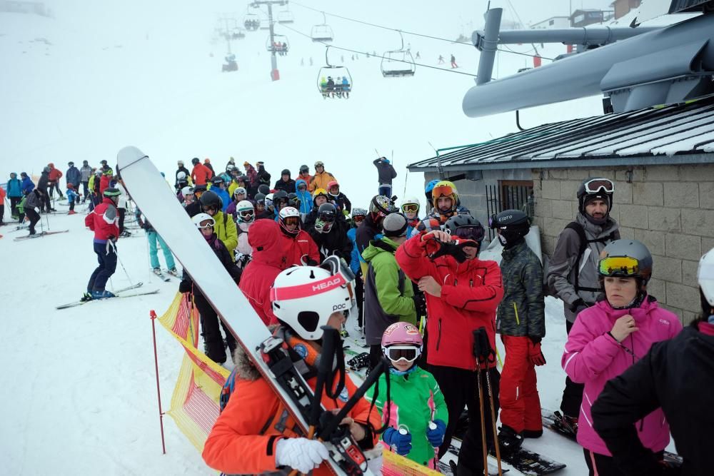 Multitud de esquiadores en Pajares en el domingo tras el temporal de nieve.