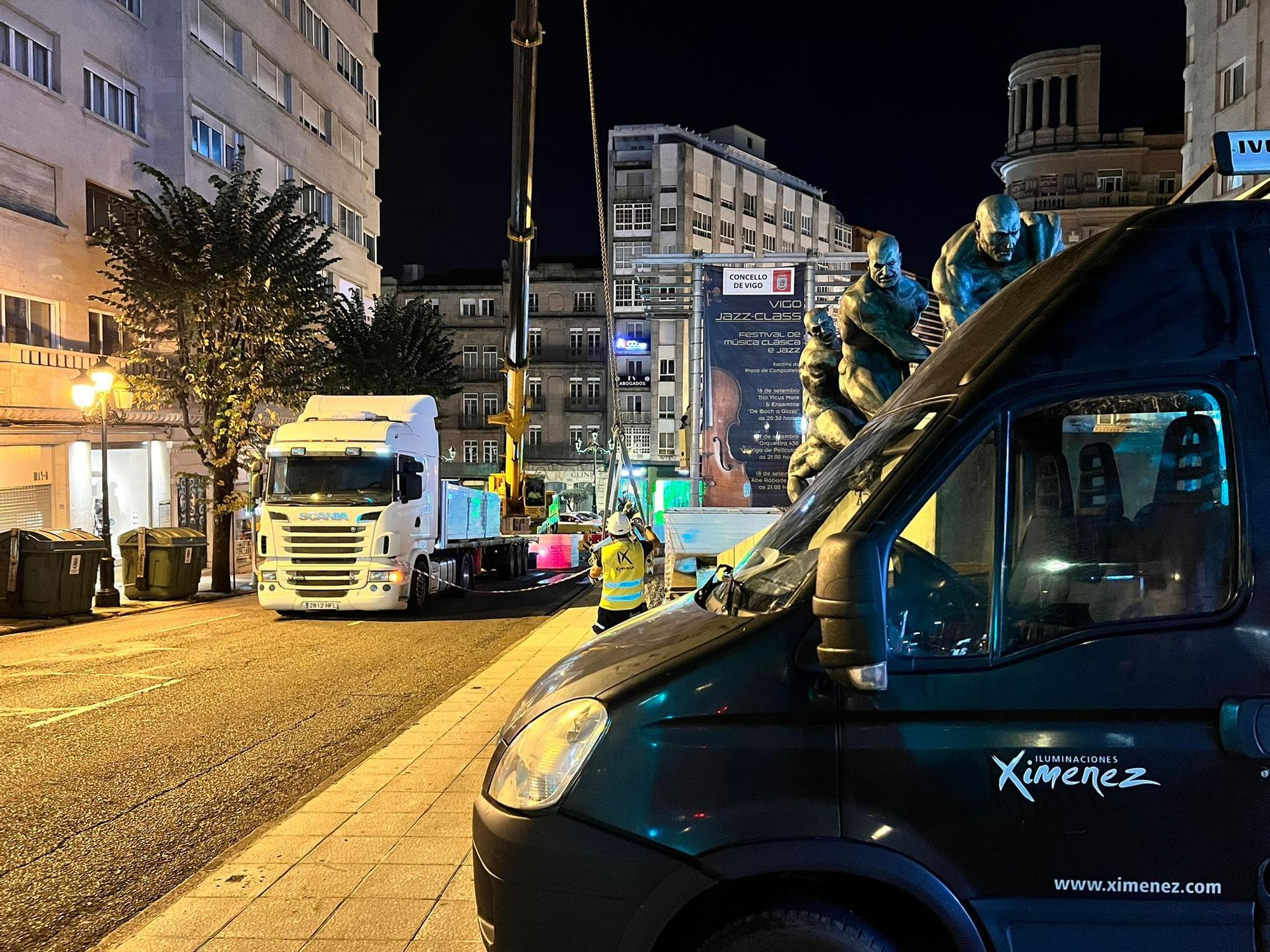 Instalación de los primeros adornos de Navidad en Vigo