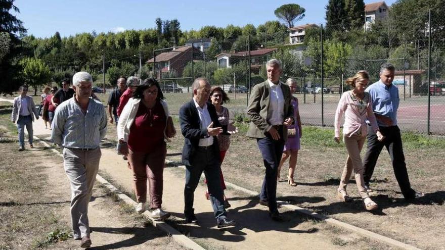 En primera línea, Carrera, Garrote, Represas, Alfonso Rueda, Castro y Sampedro, ayer en A Freixa. // D.P.