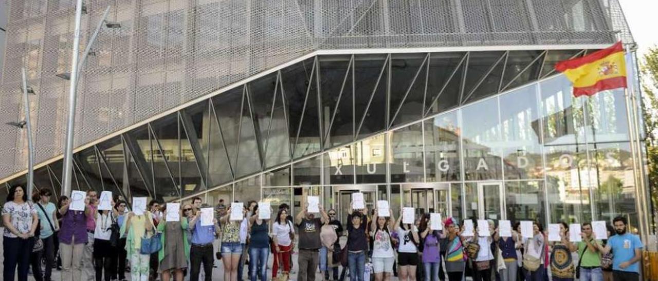 Manifestación de mujeres ante el juzgado, en mayo, por el asesinato de Isabel Fuentes. // Brais Lorenzo