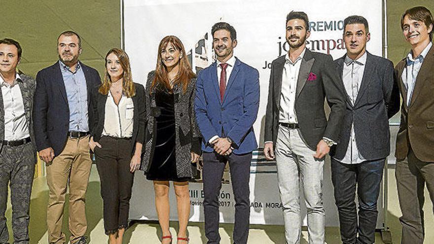 Al final de la gala, la premiada y el resto de los finalistas se hicieron la foto de familia con los representantes de Jovempas y las autoridades presentes