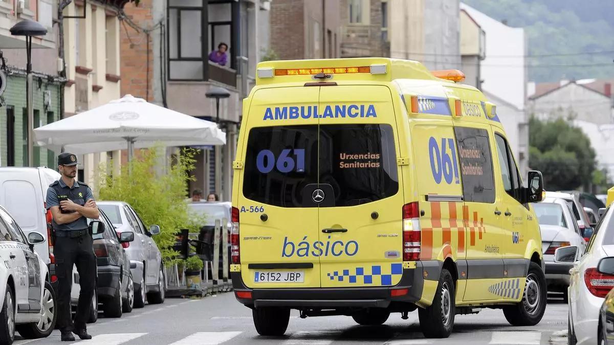 Un ambulancia durante un traslado en Silleda