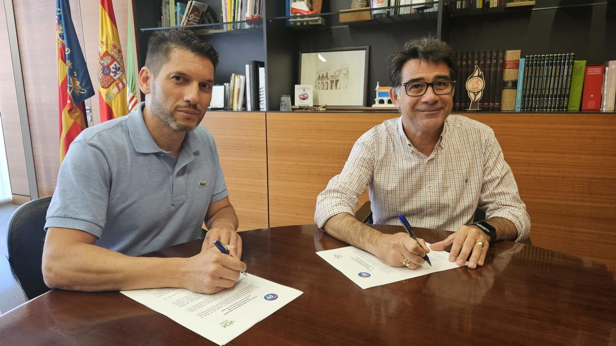 El candidato de Vox Adrián García -izq- y el alcalde Pachi Pascual firman el pacto de gobierno
