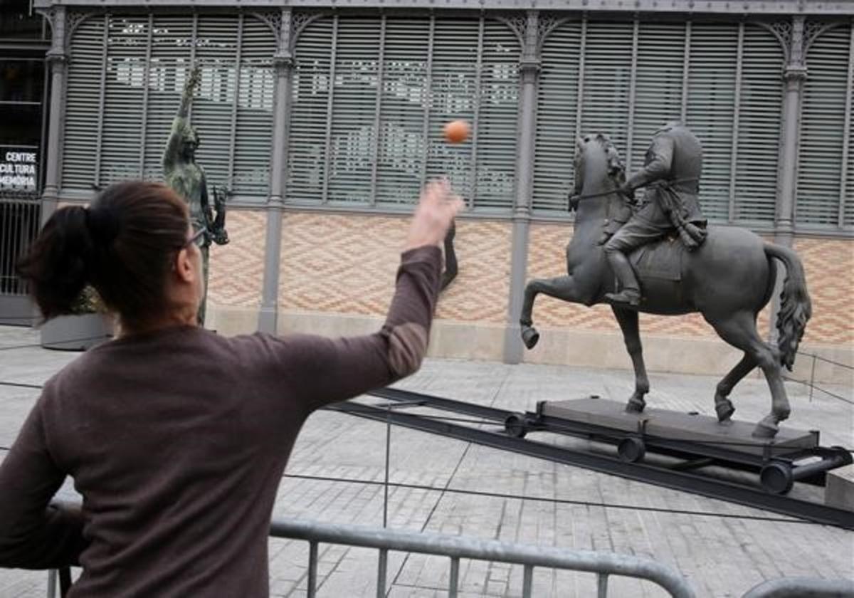 Barcelona 17 10 2016 Ataque con huevos a la estatua de Franco en el Born