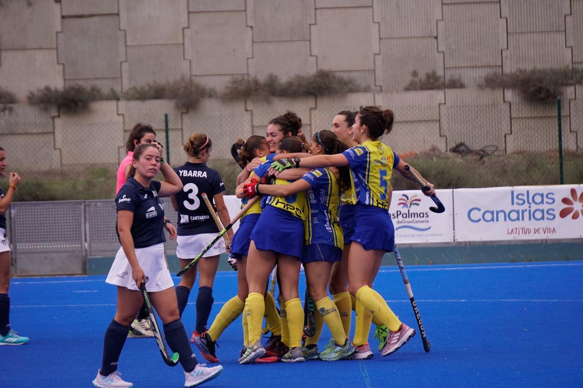 Las jugadoras del Taburiente celebran uno de sus goles al Sardinero