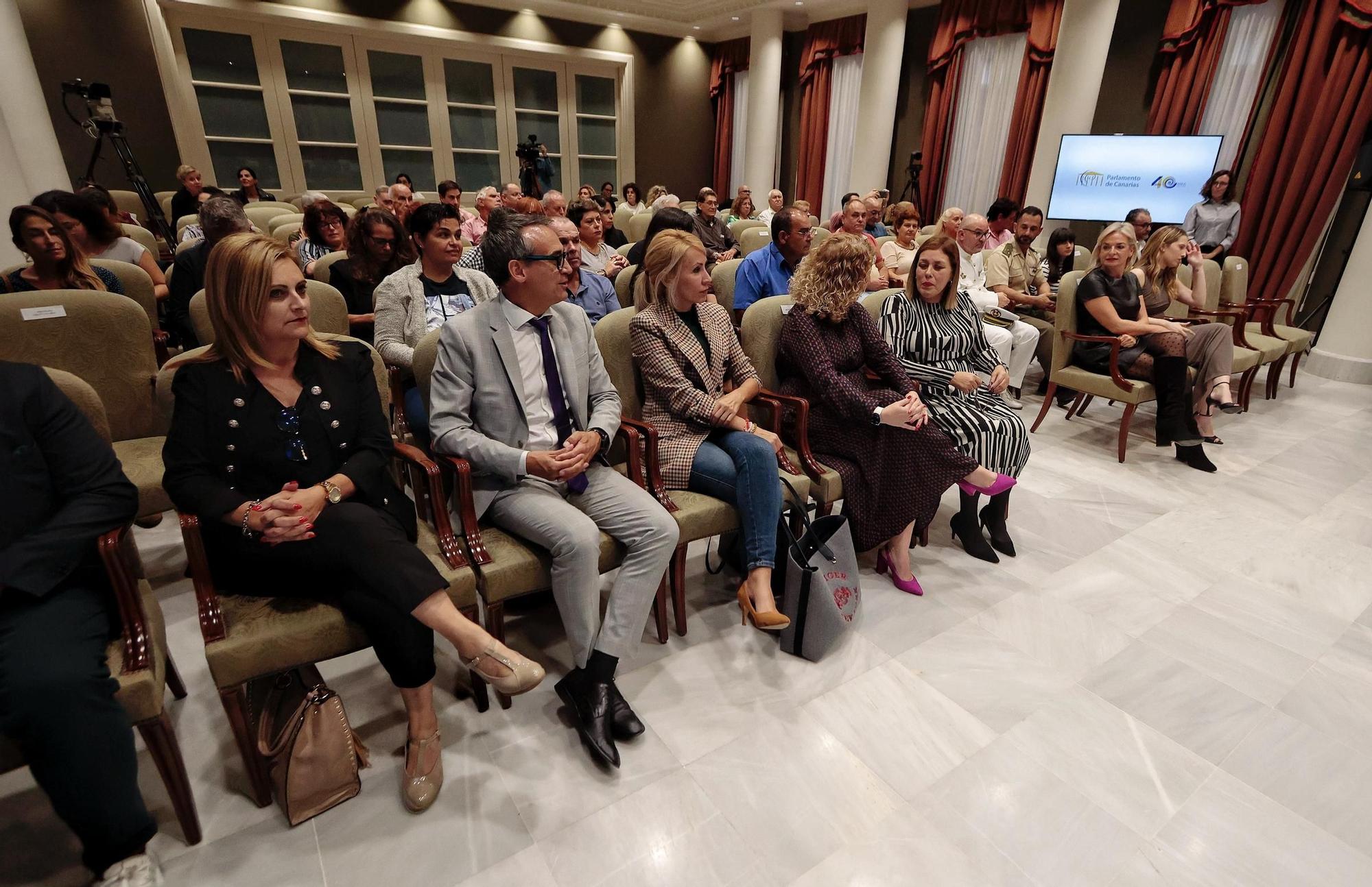 El Parlamento de Canarias rinde homenaje a los "grandes donantes" de sangre en el Archipiélago.
