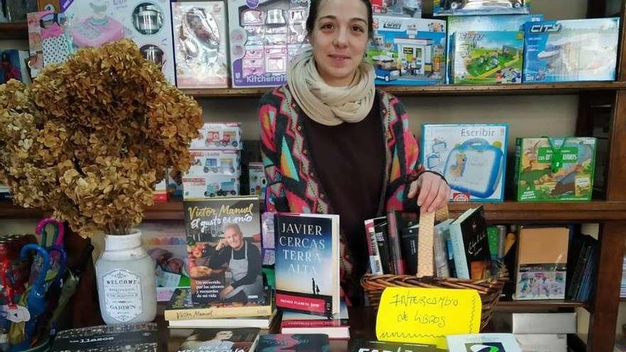 Patricia Viesca, con libros en su establecimiento de Benia.