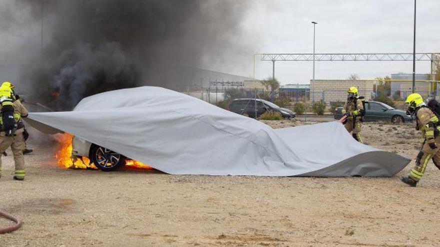 Bomberos de Zaragoza colocan la lona ignífuga.