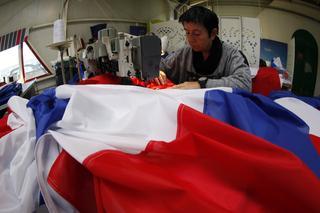 Francia agota las banderas para rendir homenaje a las víctimas de los atentados de París