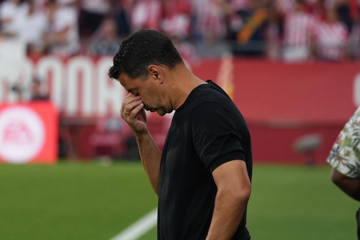 Míchel se lamenta durante el Girona-Elche