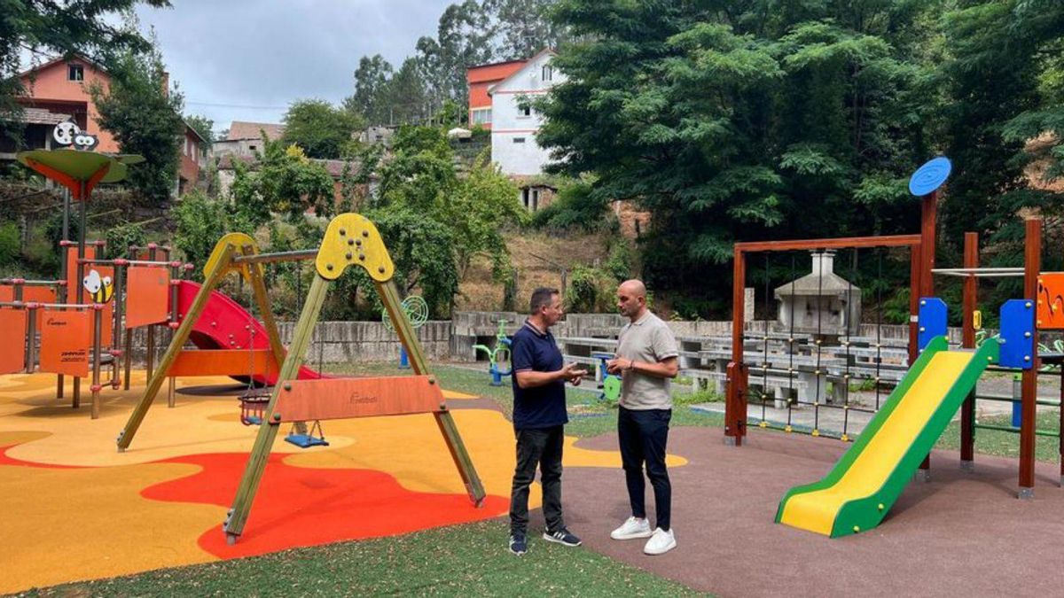 El alcalde y un concejal de Porriño visitando las obras.