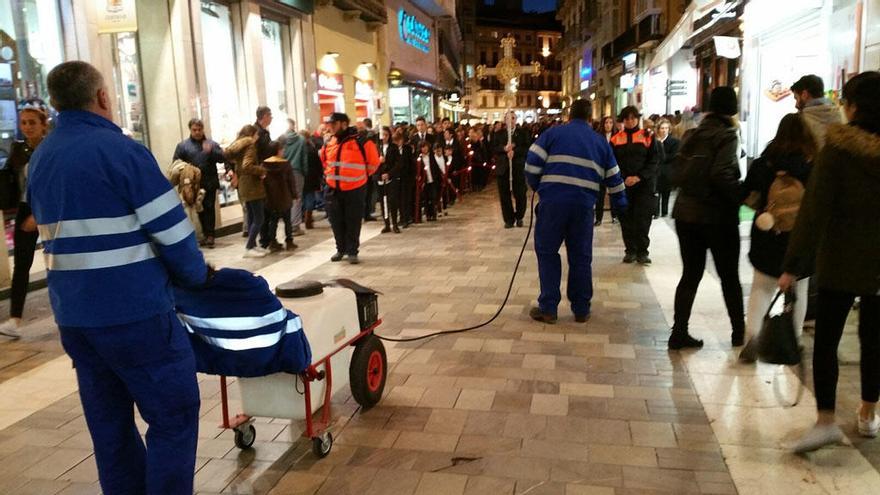 Operarios municipales limpian la calle del Centro de Málaga el pasado viernes.