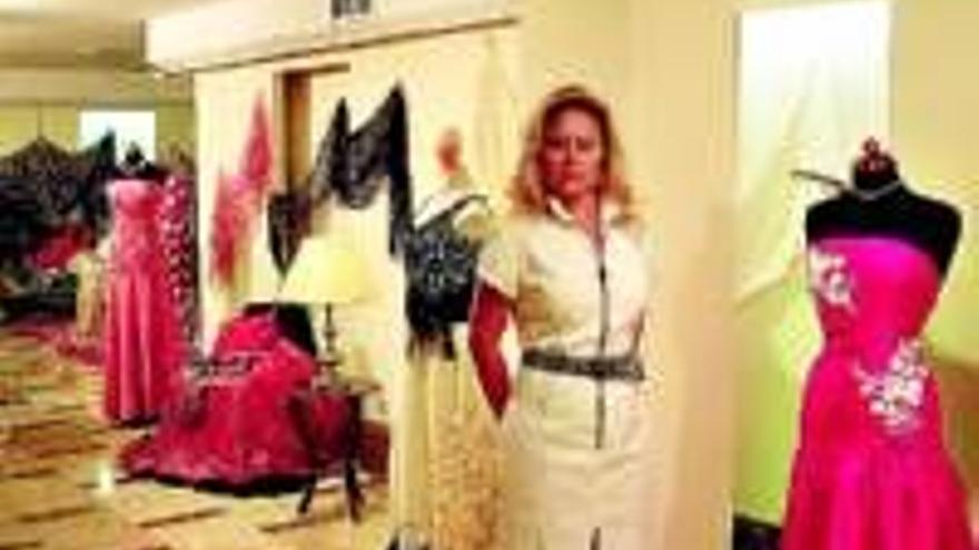 La exposición de trajes de la modista local Manuela Hernández finaliza mañana