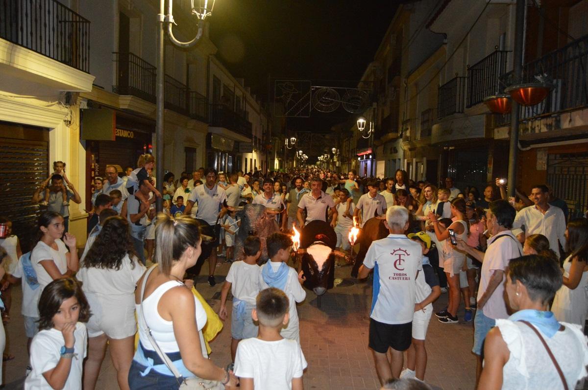 Centenares de personas participaron en el encierro infantil nocturno de Fuente Palmera