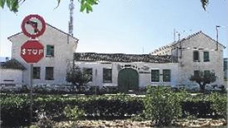 Fachada de la casa cuartel de Fontanars dels Alforins, en venta.