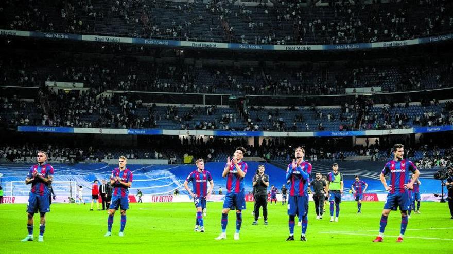 Los jugadores aplauden 
a los hinchas desplazados 
al Bernabéu.  europa press