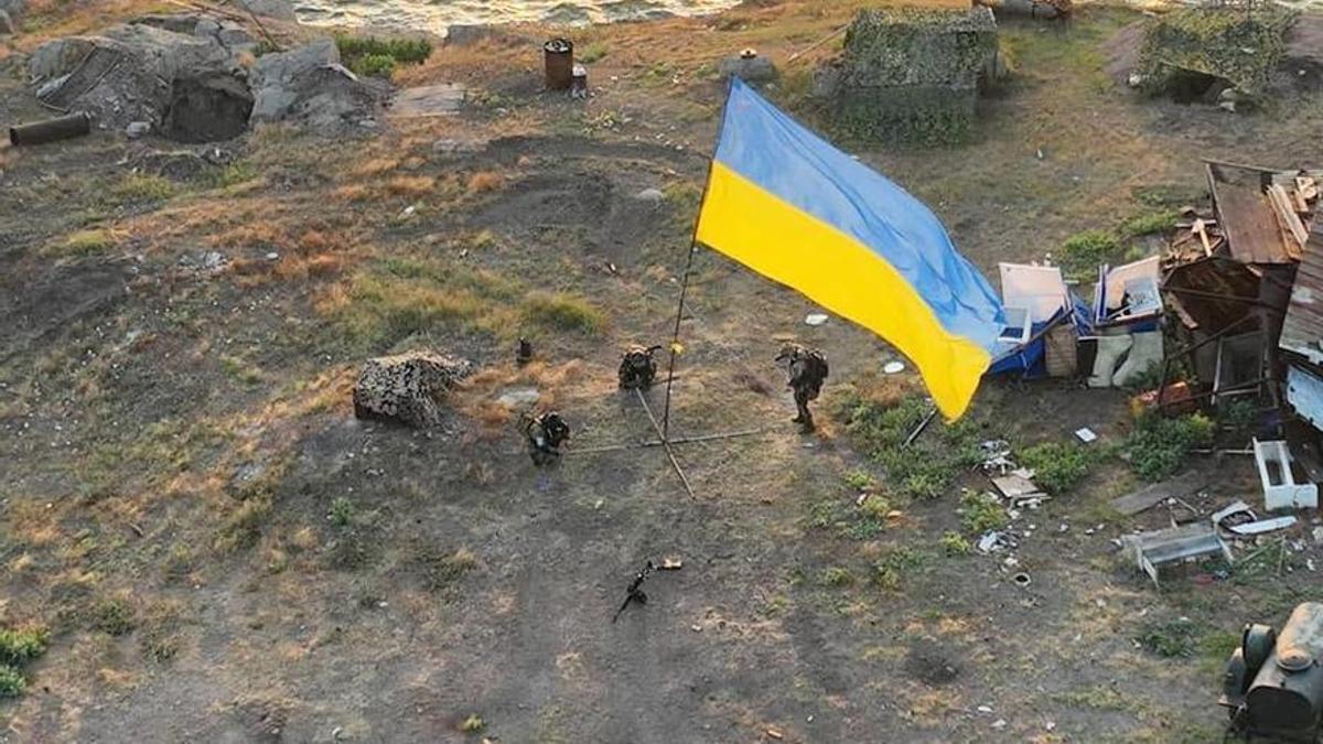 Fuerzas especiales de Ucrania ondean su bandera en la isla de las Serpientes.