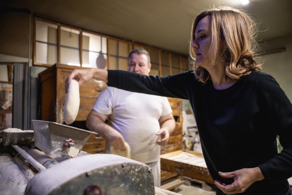 Pilar Alegría, ayudando al panadero de Almonacid de la Sierra, la pasada noche.