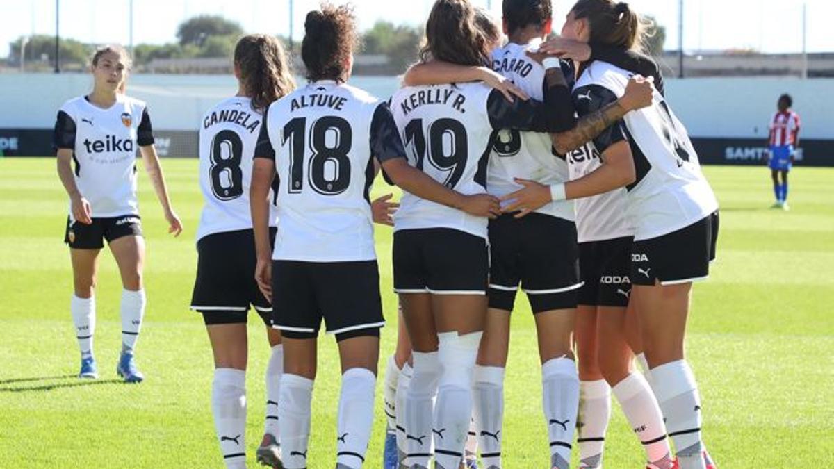 El Valencia Femenino celebra un gol