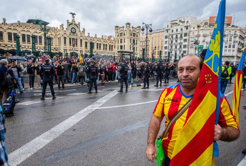 9 d'Octubre: Tensión en las manifestaciones en el centro de València