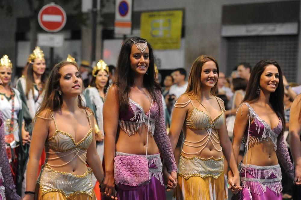 Desfile de Moros y Cristianos por las calles de Mu