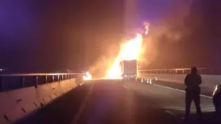 Corte total en la A-52 en Zamora por el incendio de un camión