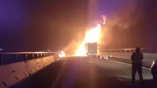 Corte total en la A-52 en Zamora por el incendio de un camión