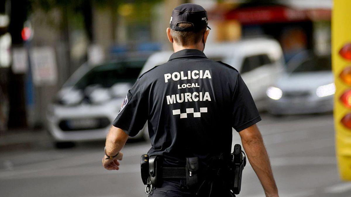 Un policía local en Murcia.