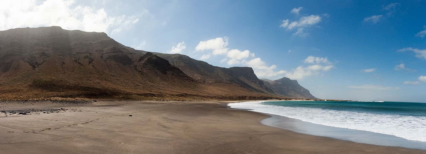 Playa Bajo El Risco de Famara, en Lanzarote.