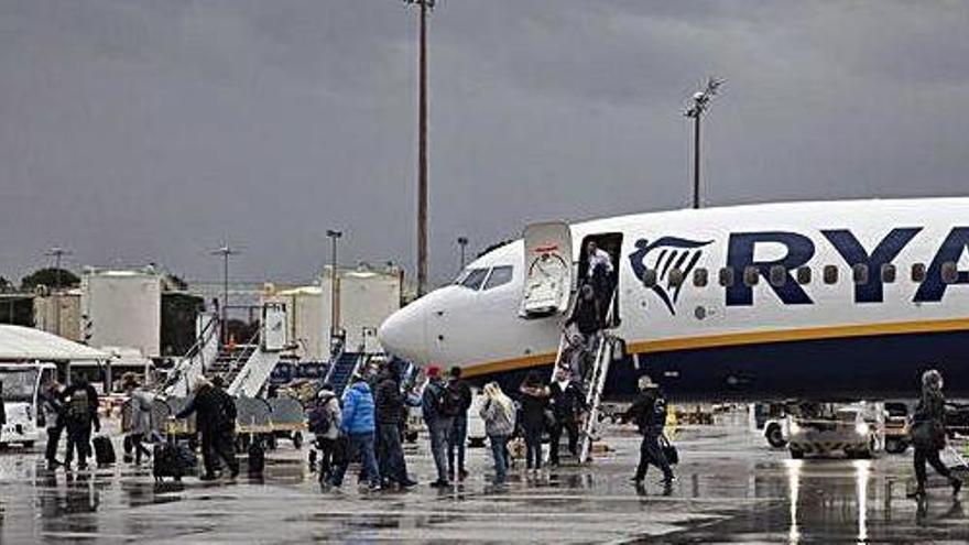 Passatgers baixant d&#039;un avió de Ryanair a Girona.